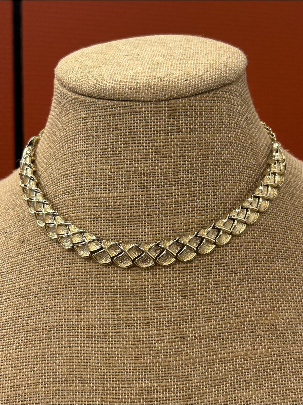 Beautiful vintage necklace gold tone Coro?
